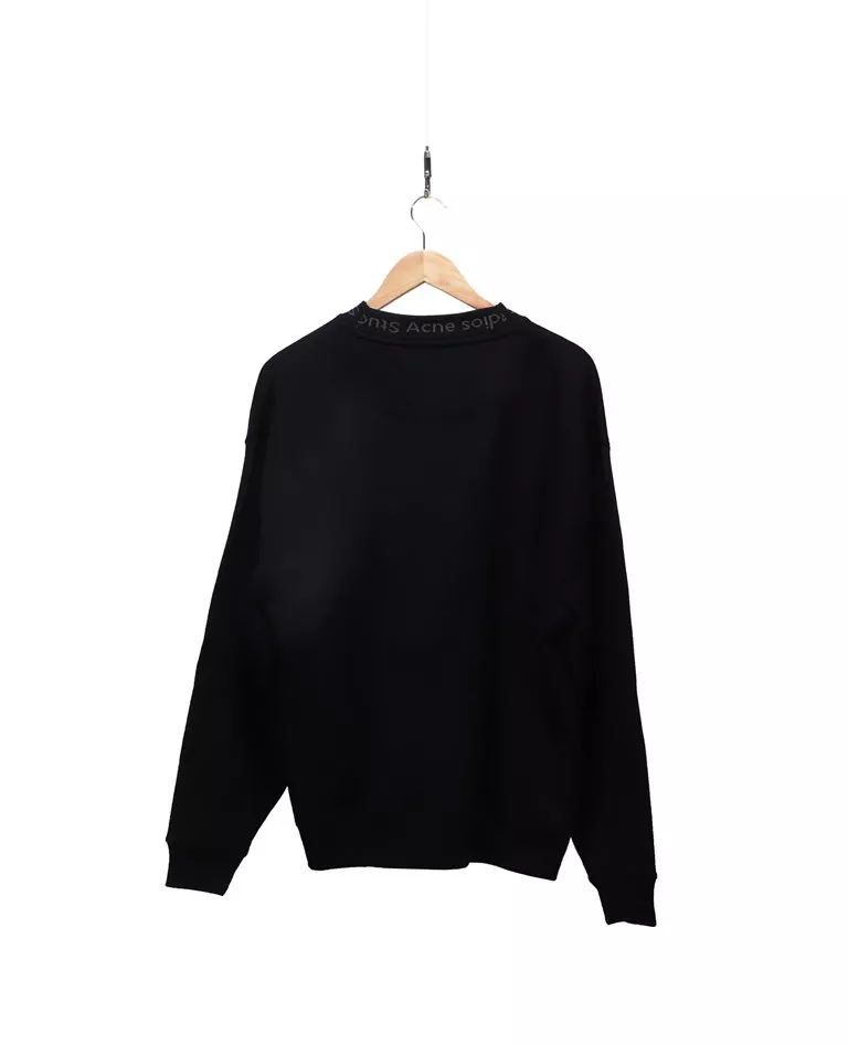 Pull noir Acne Studios à col logo et dos sur fond blanc