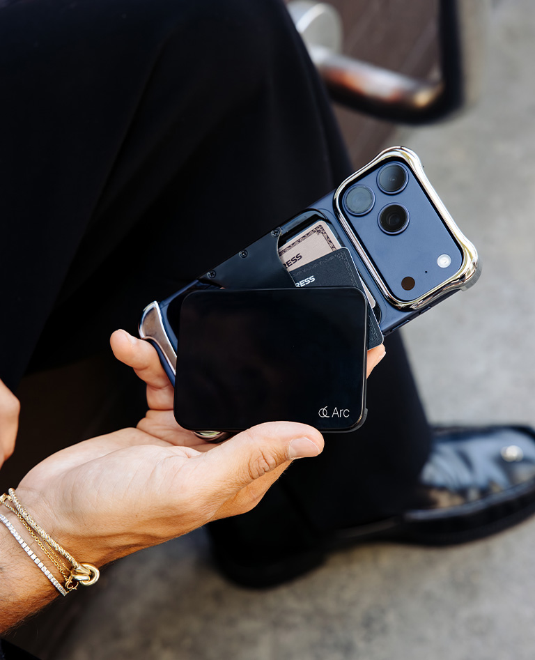 <font color="#ccae84" size="2">Technology </font><br><br><font size="3"><strong>ARC </strong></font><br><br>Arc Vault MagSafe Card Holder - Onyx Black