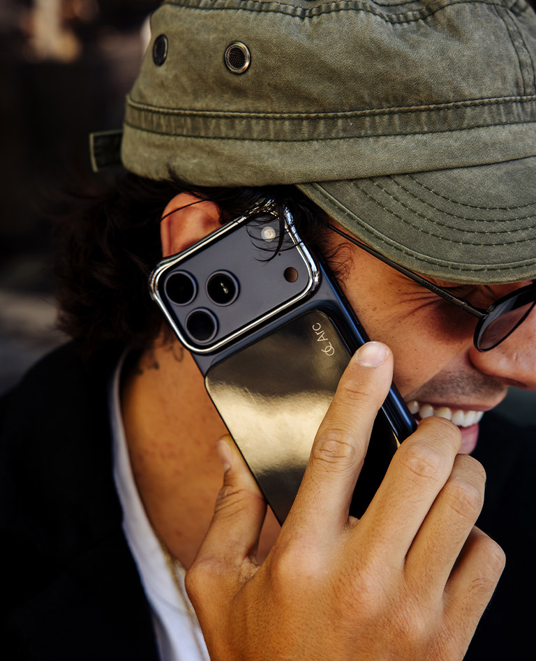 <font color="#ccae84" size="2">Technology </font><br><br><font size="3"><strong>ARC </strong></font><br><br>Arc Vault MagSafe Card Holder - Onyx Black