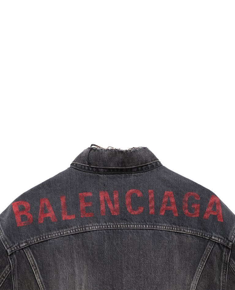Balenciaga veste en jean gris avec logo rouge vif et détails en tissu vintage sur fond blanc