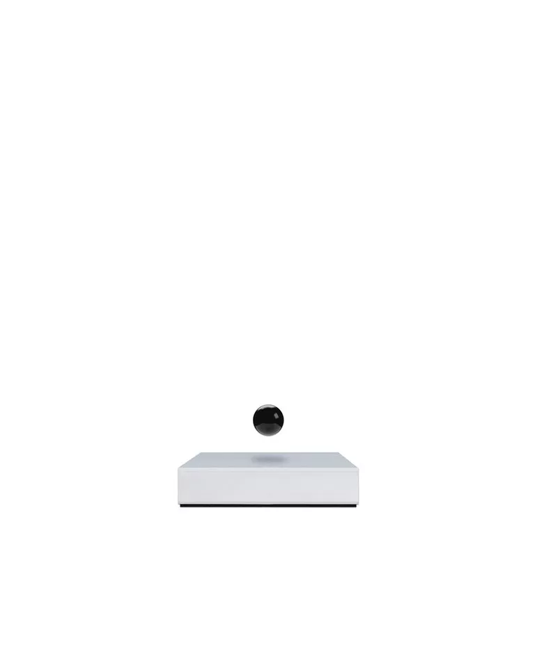 Flyte Buda Ball 블랙 크롬은 완전한 흰색 배경의 흰색 베이스 위에 떠 있습니다.