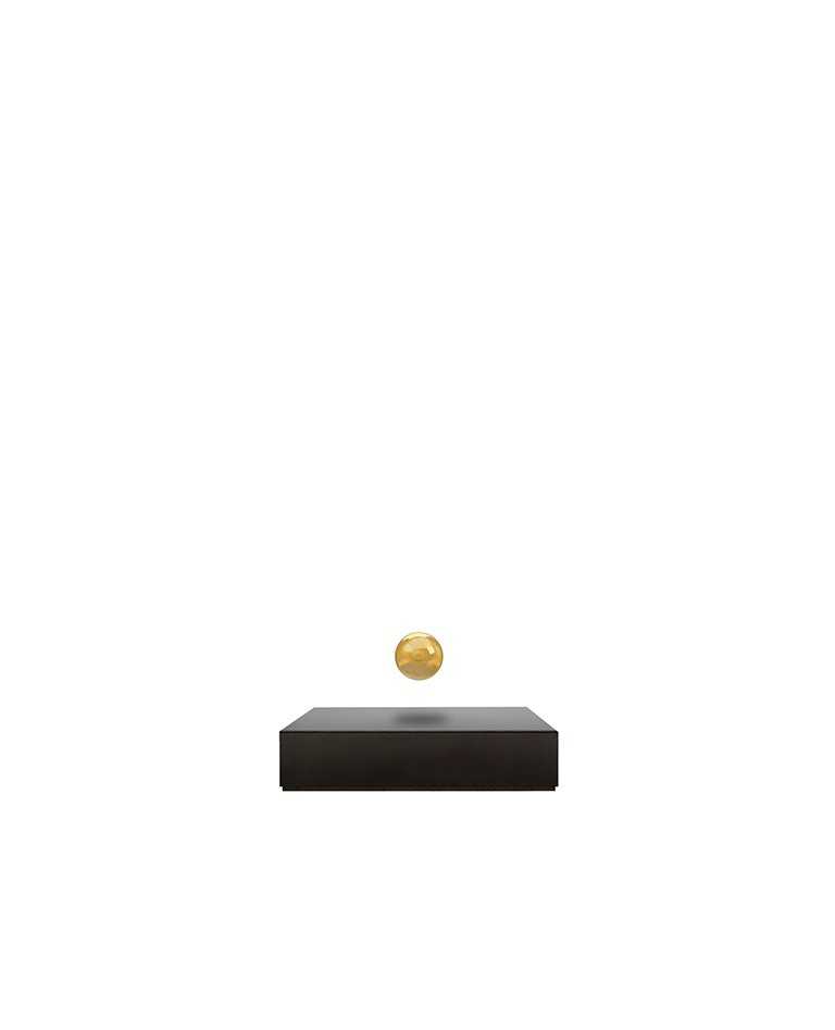 Flyte Buda Ball 골드 크롬은 완전한 흰색 배경의 검은색 베이스 위에 떠 있습니다.