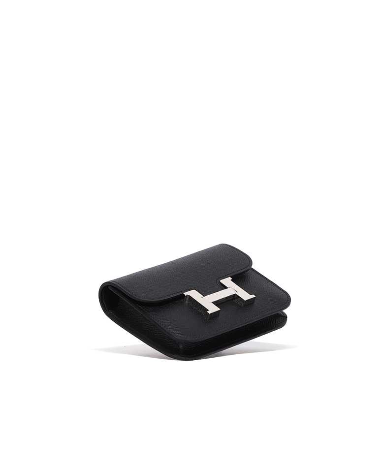 전체 흰색 배경에 은색 하드웨어 전면이 있는 Hermes 블랙 콘스탄스 슬림 지갑 측면