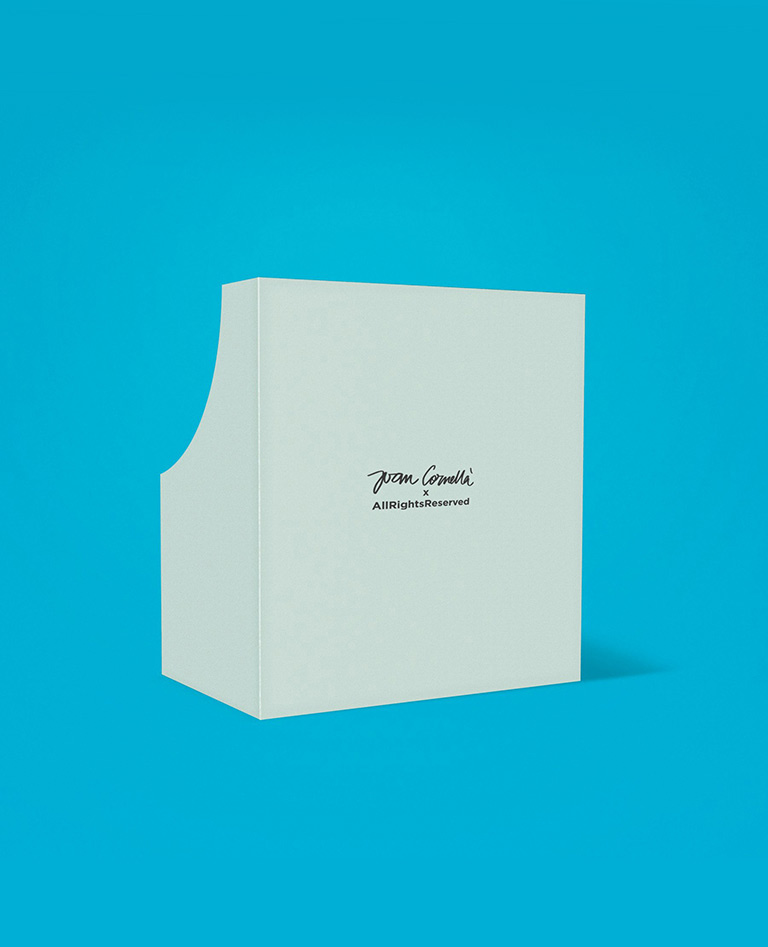 ジョアン コルネラ ダブル逆立ちビニール フィギュア サイン入り白い壁、青い背景