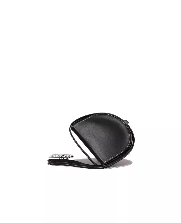 Pochette Loewe noire à petit talon arrière dans un fond entièrement blanc