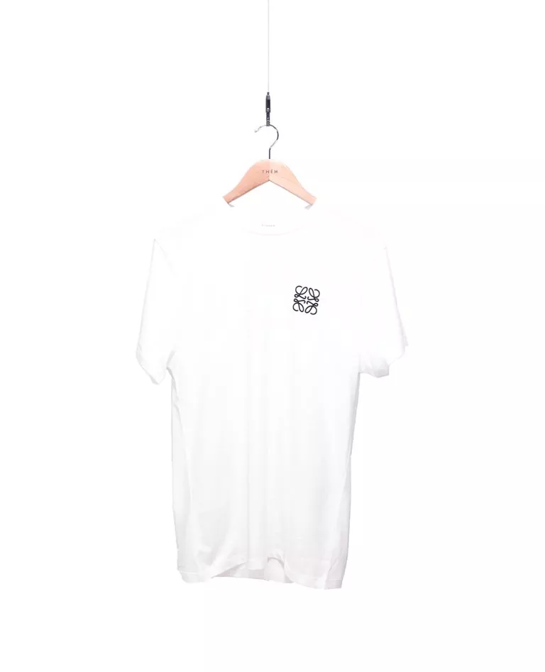 T-Shirt Loewe blanc avec une anagramme noire brodée devant sur fond blanc