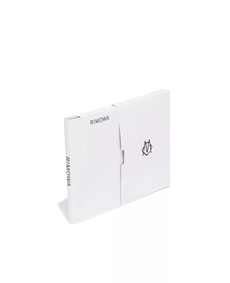 완전한 흰색 배경의 리모와 트렁크 플러스 가이드북