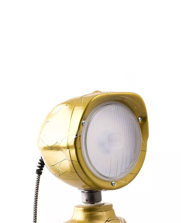 Tête latérale de lampe à figurine artistique dorée Lampster avec détails lumineux éteints
