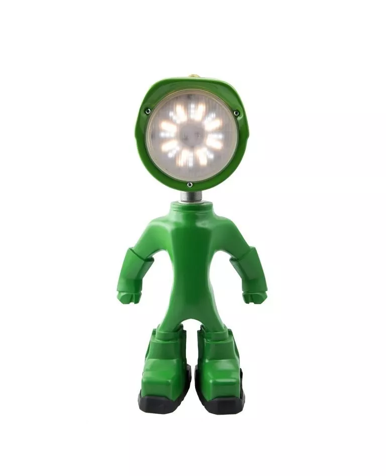 L'avant de la lampe de la figure de couleur verte Lampster avec une lumière vive allumée