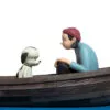 花井祐介、ボートに座っている男性と犬と流れに直面している詳細側面、完全な白い背景